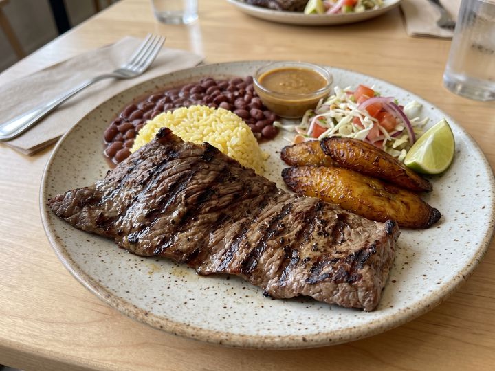 Arroz con Menestra y Carne Asada